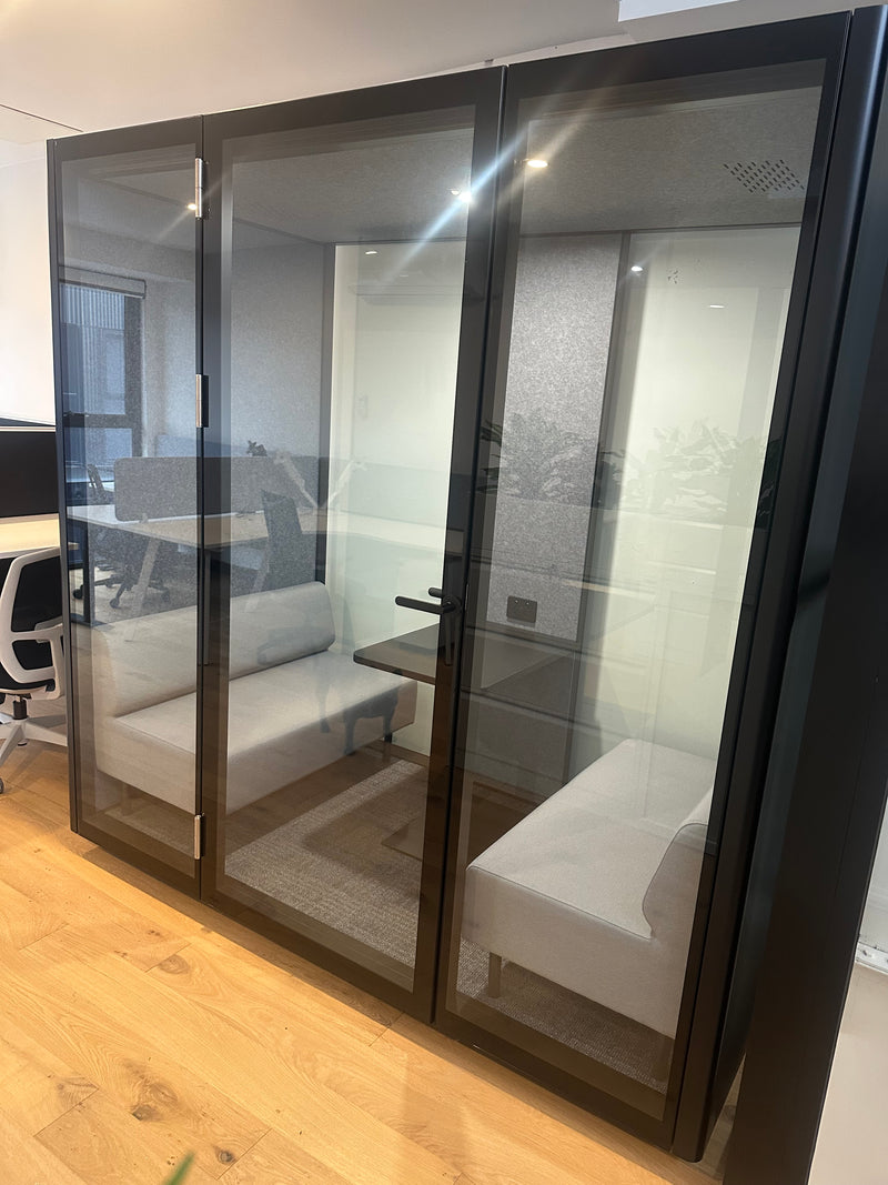 B.Quiet 2-4 Person Acoustic Meeting Pod